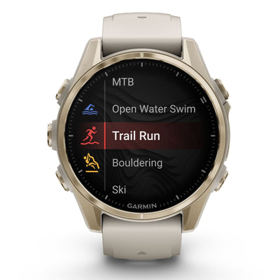 Garmin Fenix 8 Sapphire - 43 mm / AMOLED - Soft Gold avec bracelet en silicone gris brouillard/grès foncé - Montre multisport premium