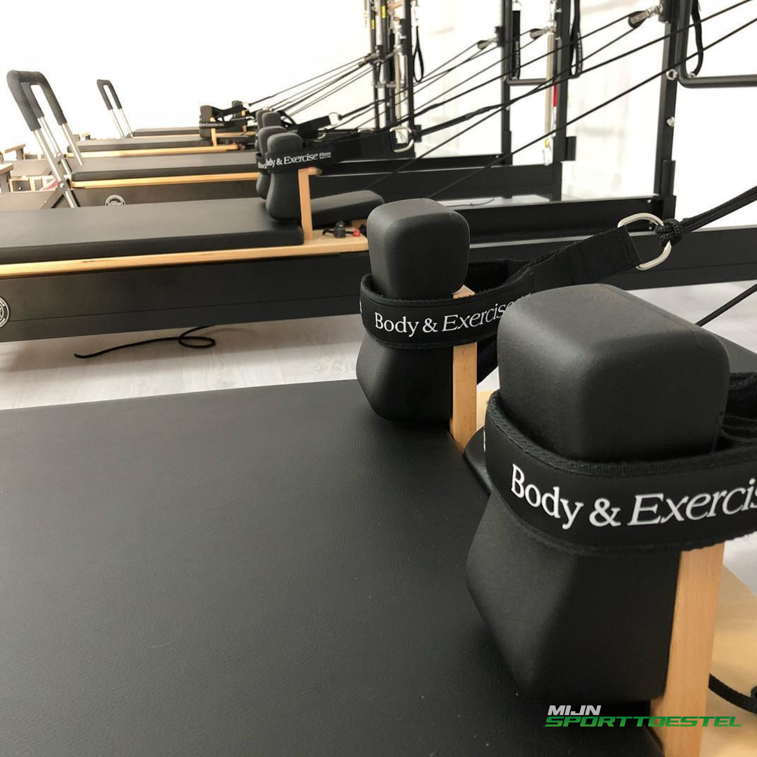 Tour de reformage Pilates en aluminium Black Edition - Gain de place et stockage vertical - Body & Exercise Pilates BE03