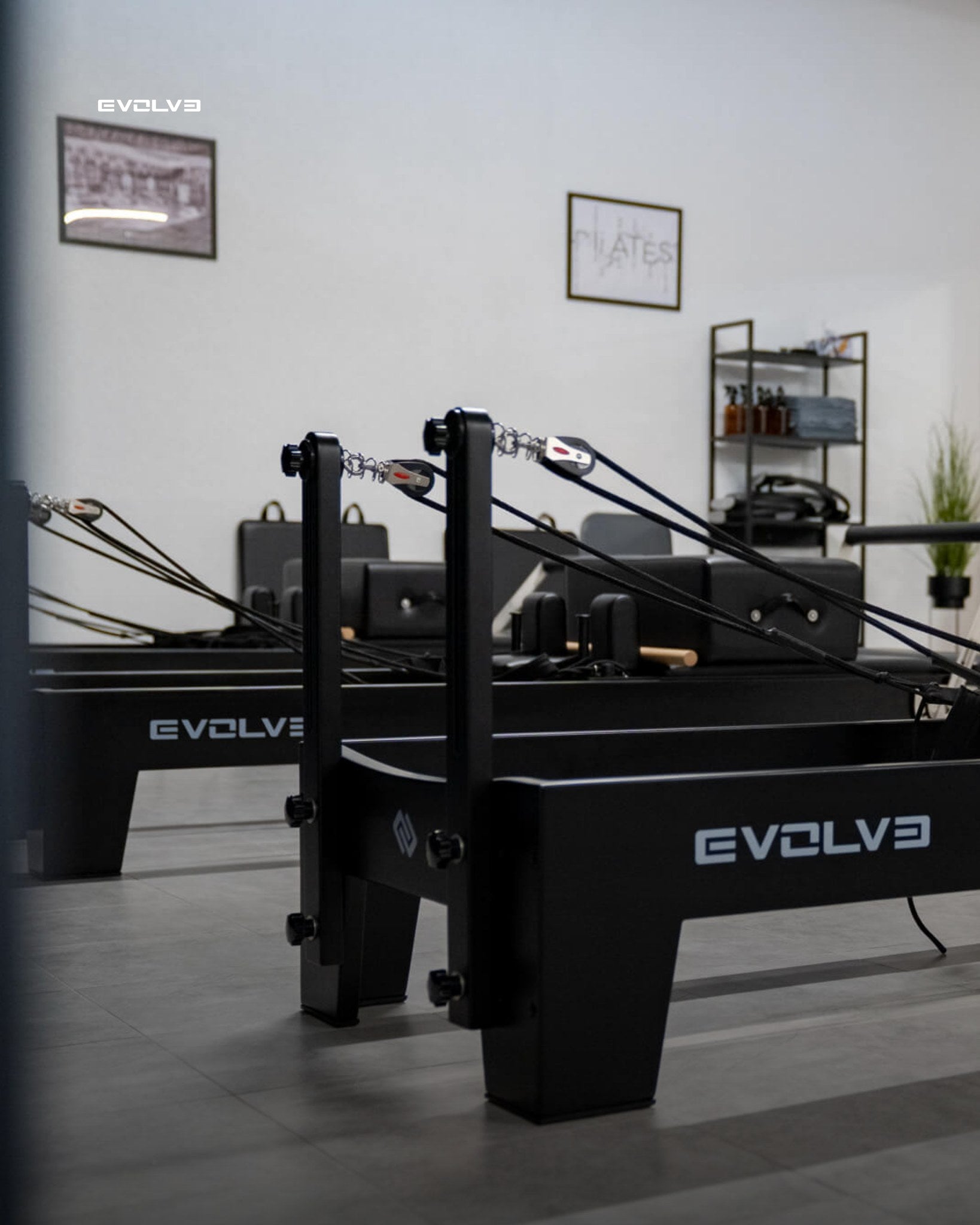 Aluminium Pilates Reformer Tower Black Edition – Platzsparend & vertikal verstaubar – Body & Exercise Pilates BE03