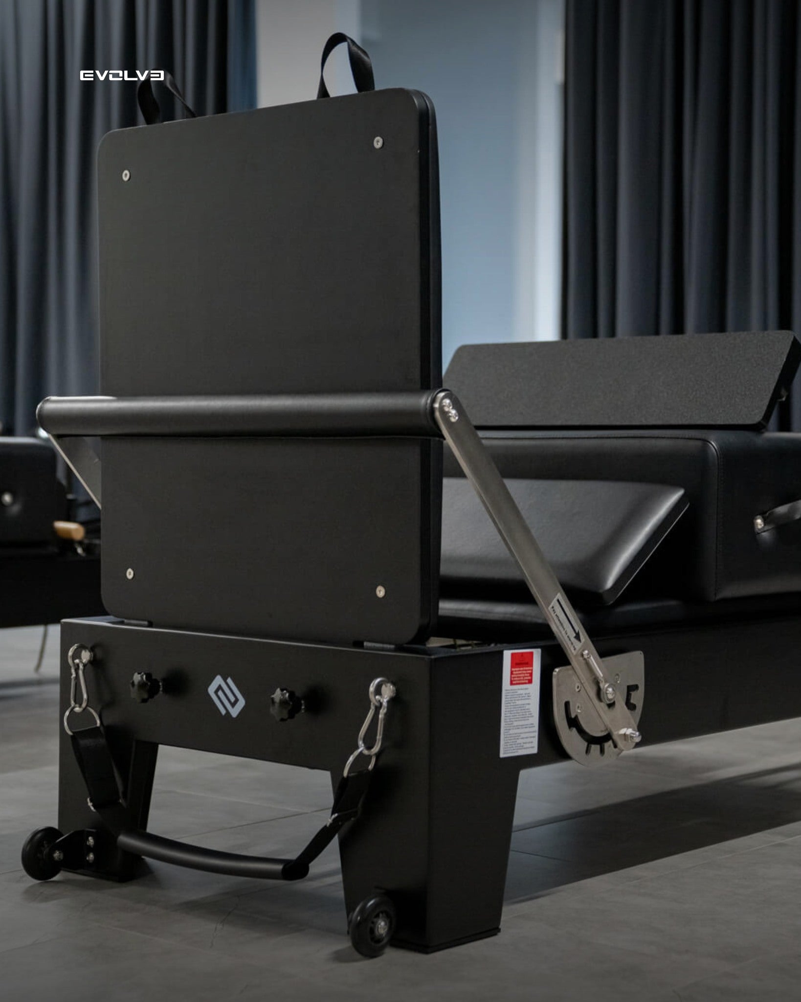 Aluminium Pilates Reformer Tower Black Edition – Platzsparend & vertikal verstaubar – Body & Exercise Pilates BE03