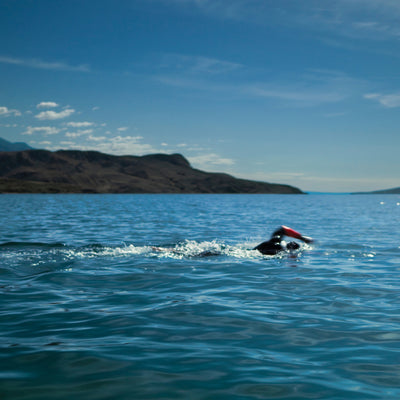 Garmin Fenix 8 Sapphire - 43 mm / AMOLED - Soft Gold avec bracelet en silicone gris brouillard/grès foncé - Montre multisport premium