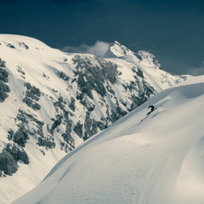 Garmin Fenix 8 Sapphire - 43 mm / AMOLED - Soft Gold avec bracelet en silicone gris brouillard/grès foncé - Montre multisport premium