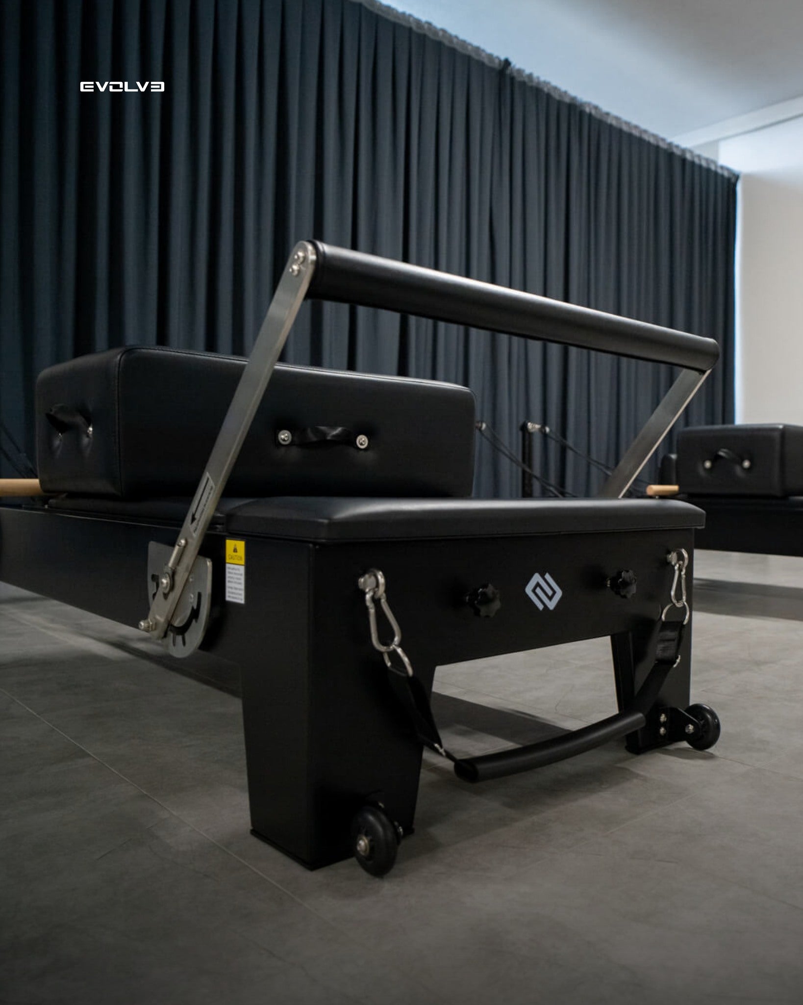 Tour de reformage Pilates en aluminium Black Edition - Gain de place et stockage vertical - Body &amp; Exercise Pilates BE03