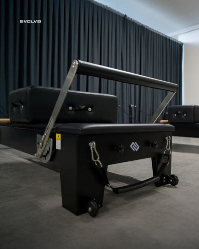 Tour de reformage Pilates en aluminium Black Edition - Gain de place et stockage vertical - Body &amp; Exercise Pilates BE03