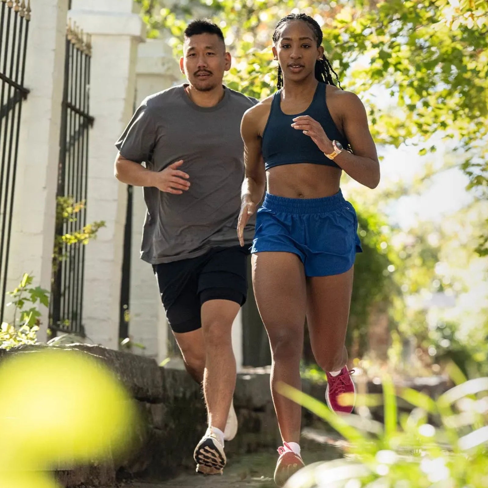 Garmin Forerunner 570 - 42mm - Premium hardloophorloge - Slate grey aluminium met transparante zwarte/zwarte band