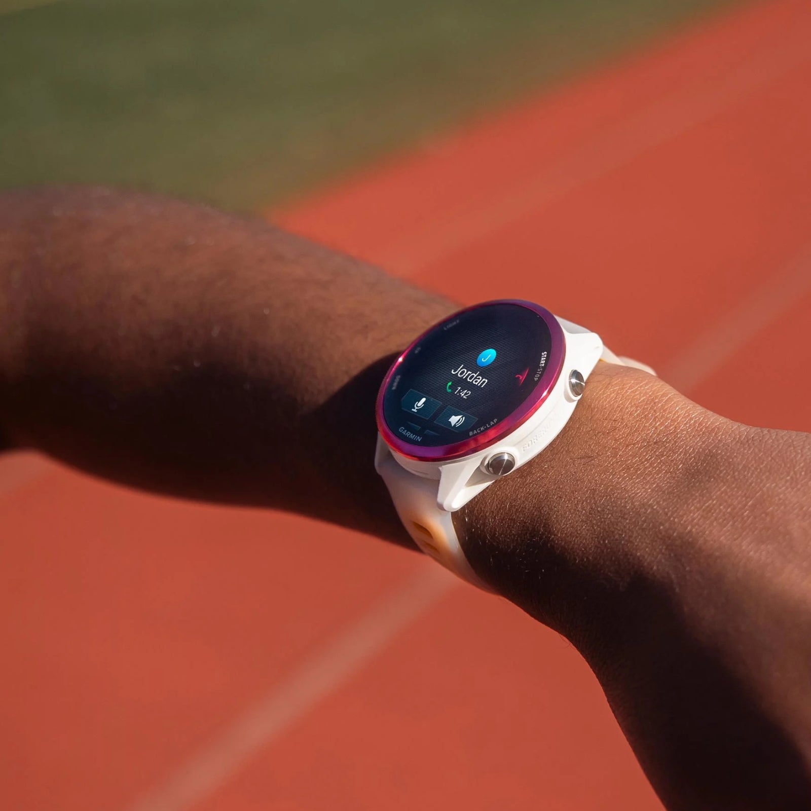 Garmin Forerunner 570 - 42mm - Premium hardloophorloge - Raspberry aluminium met transparante bone/mango band