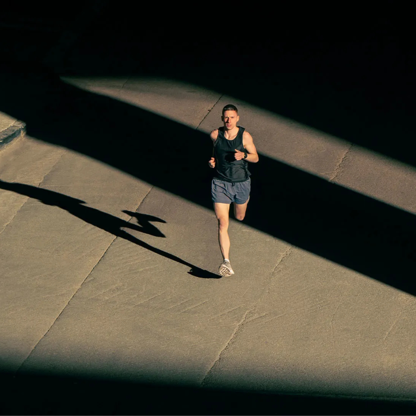 Garmin Forerunner 970 - 47mm - Premium hardloophorloge - Carbon grey dlc titanium met zwarte behuizing en zwarte/transparante whitestone band