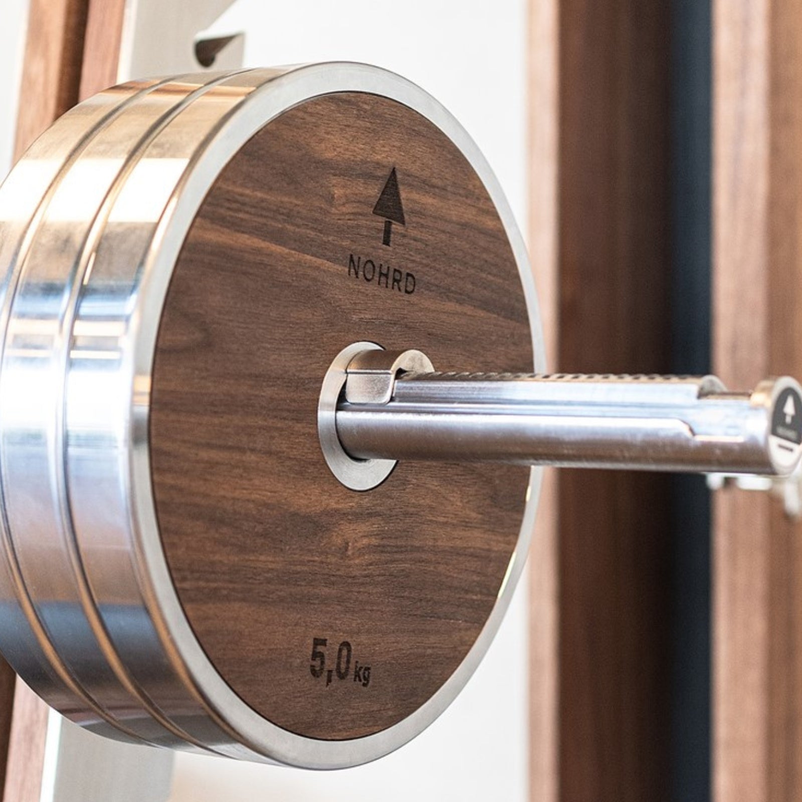 NOHRD Weight Plate Tower Vintage Eiken - Set met Gungnir Dumbbells & Barbell - Gebeist eikenhout