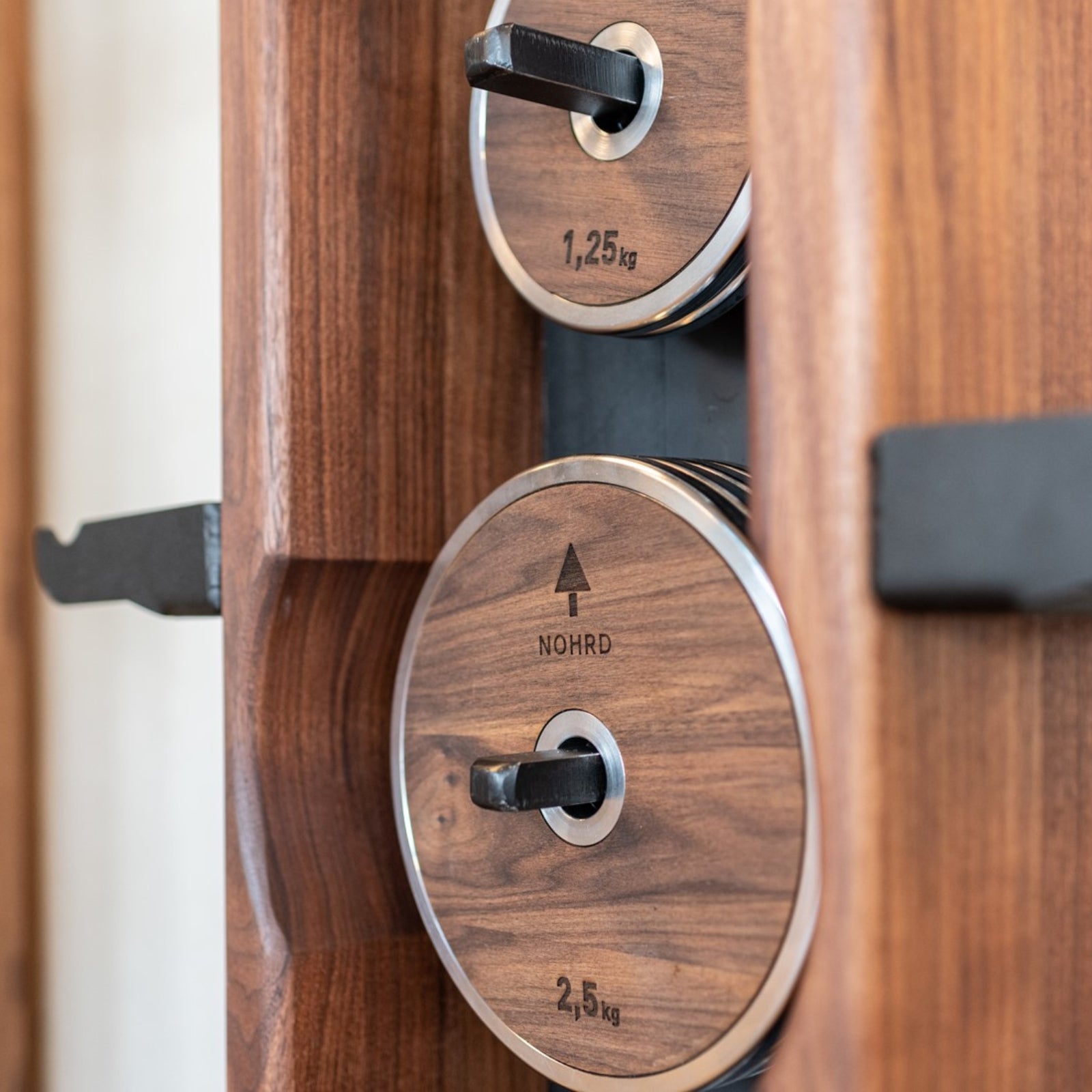 NOHRD Weight Plate Tower Vintage Eiken - Set met Gungnir Dumbbells & Barbell - Gebeist eikenhout