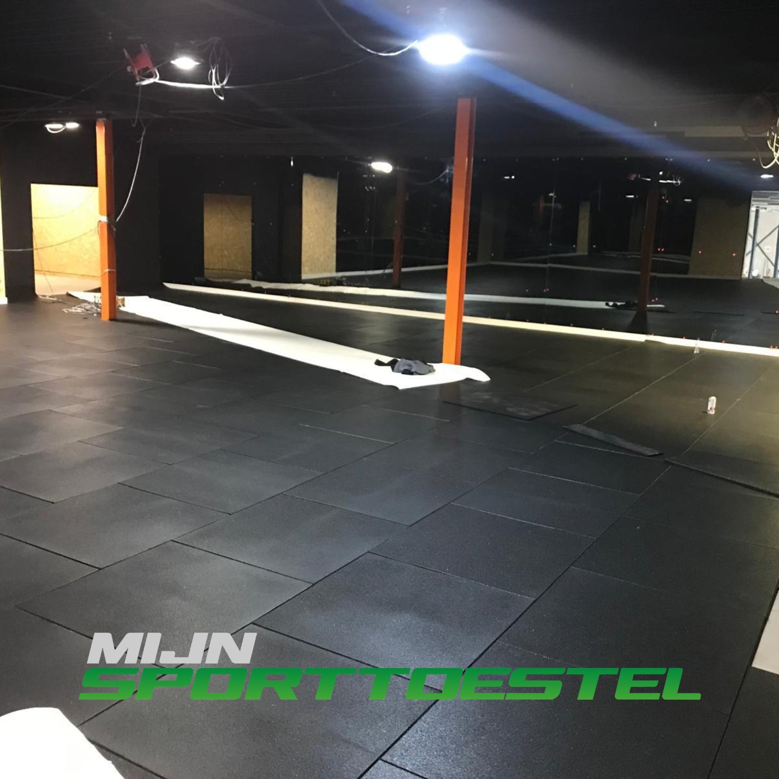 Rubberen 100 x 100 x 1.5 cm vloerelementen / sportvloer voor sport- & fitnessruimtes - nu met gratis installatie