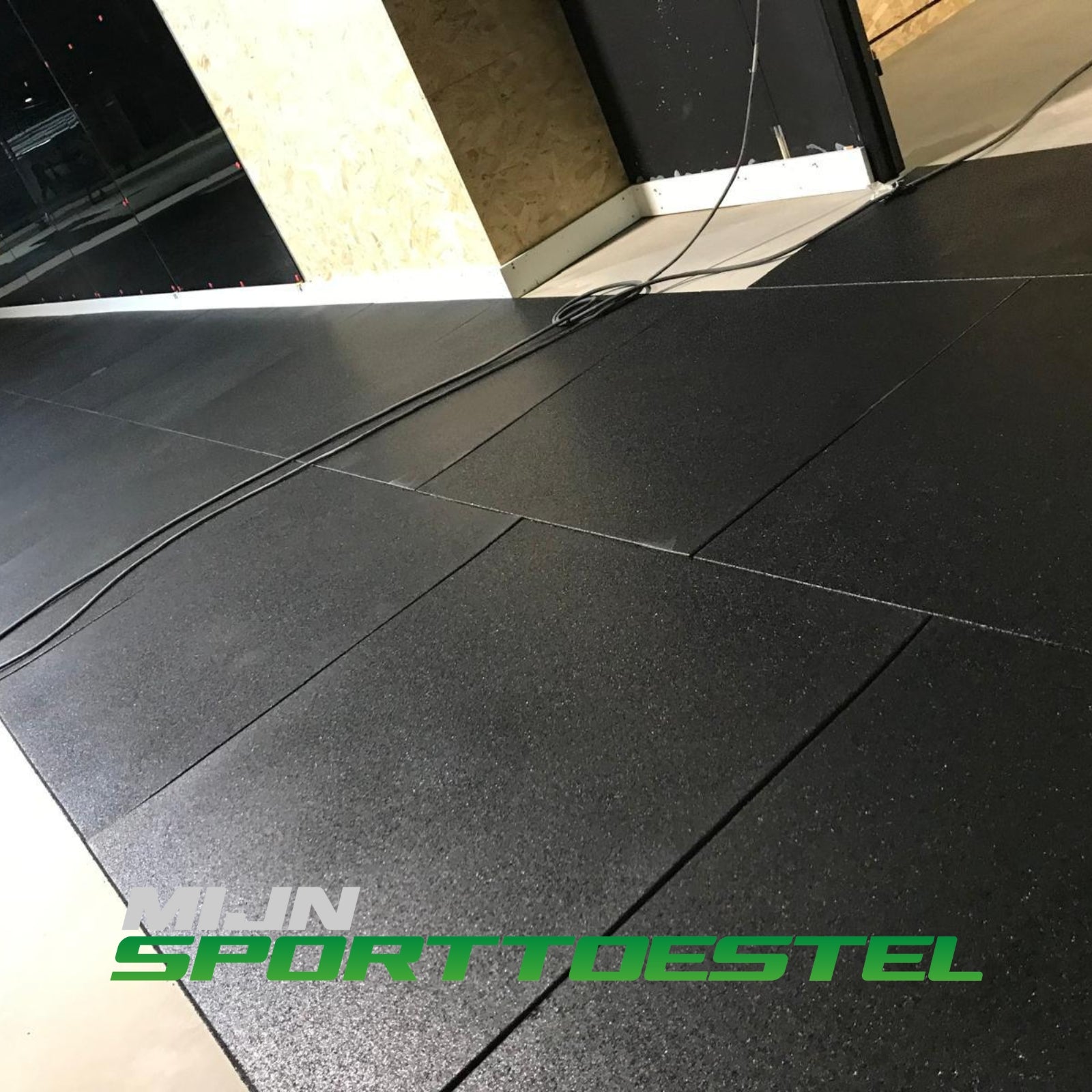 Rubberen 100 x 100 x 1.5 cm vloerelementen / sportvloer voor sport- & fitnessruimtes - nu met gratis installatie