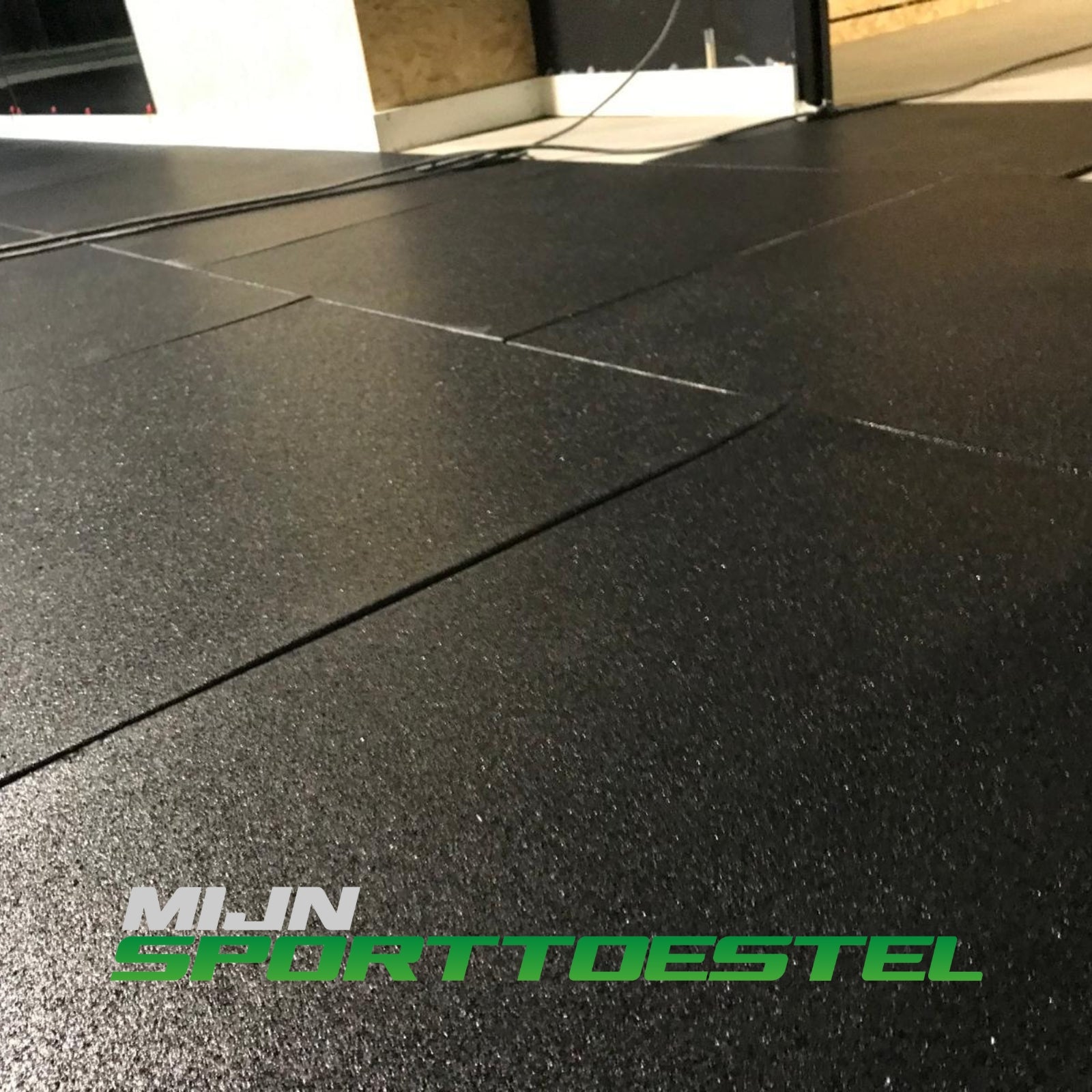 Rubberen 100 x 100 x 1.5 cm vloerelementen / sportvloer voor sport- & fitnessruimtes - nu met gratis installatie