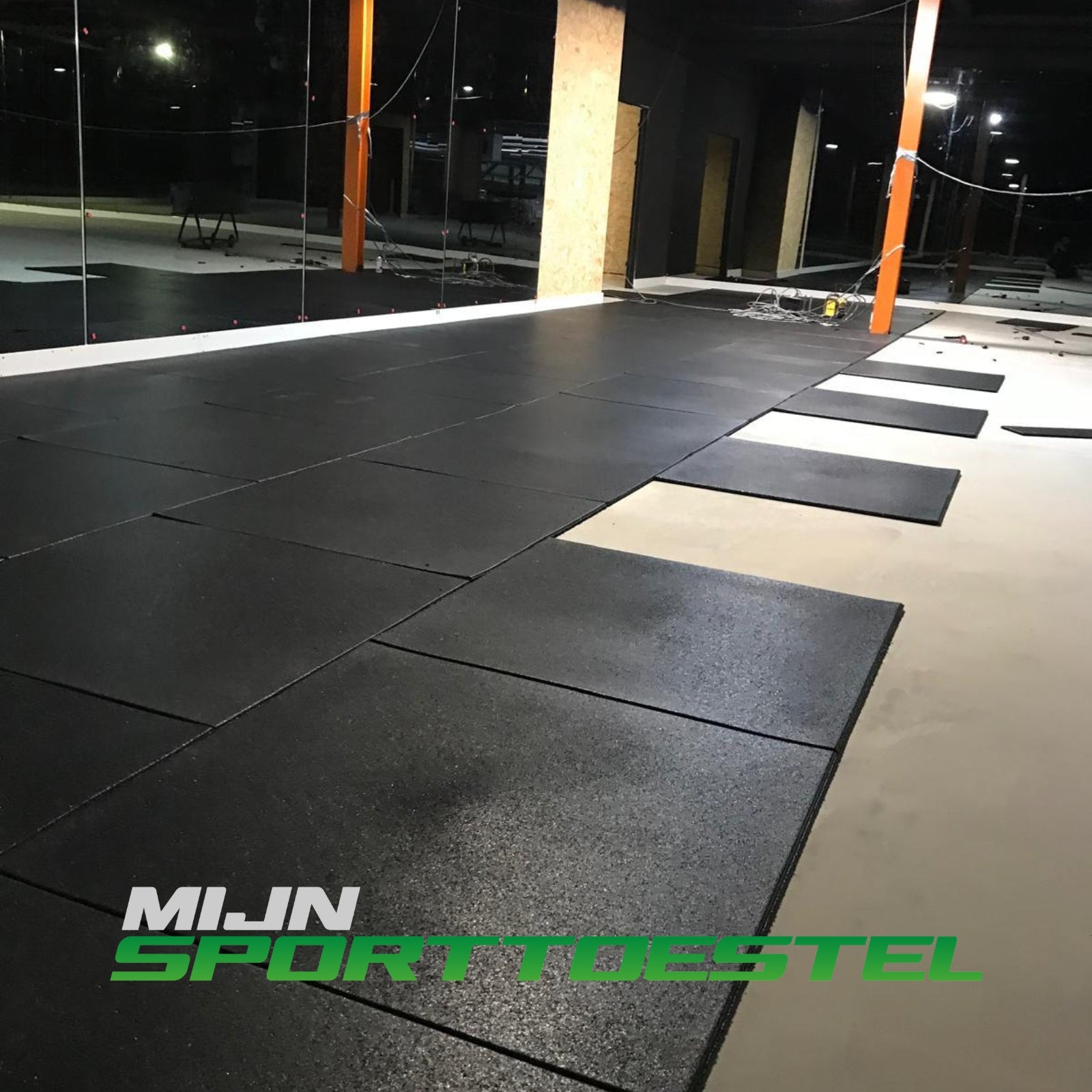 Rubberen 100 x 100 x 1.5 cm vloerelementen / sportvloer voor sport- & fitnessruimtes - nu met gratis installatie