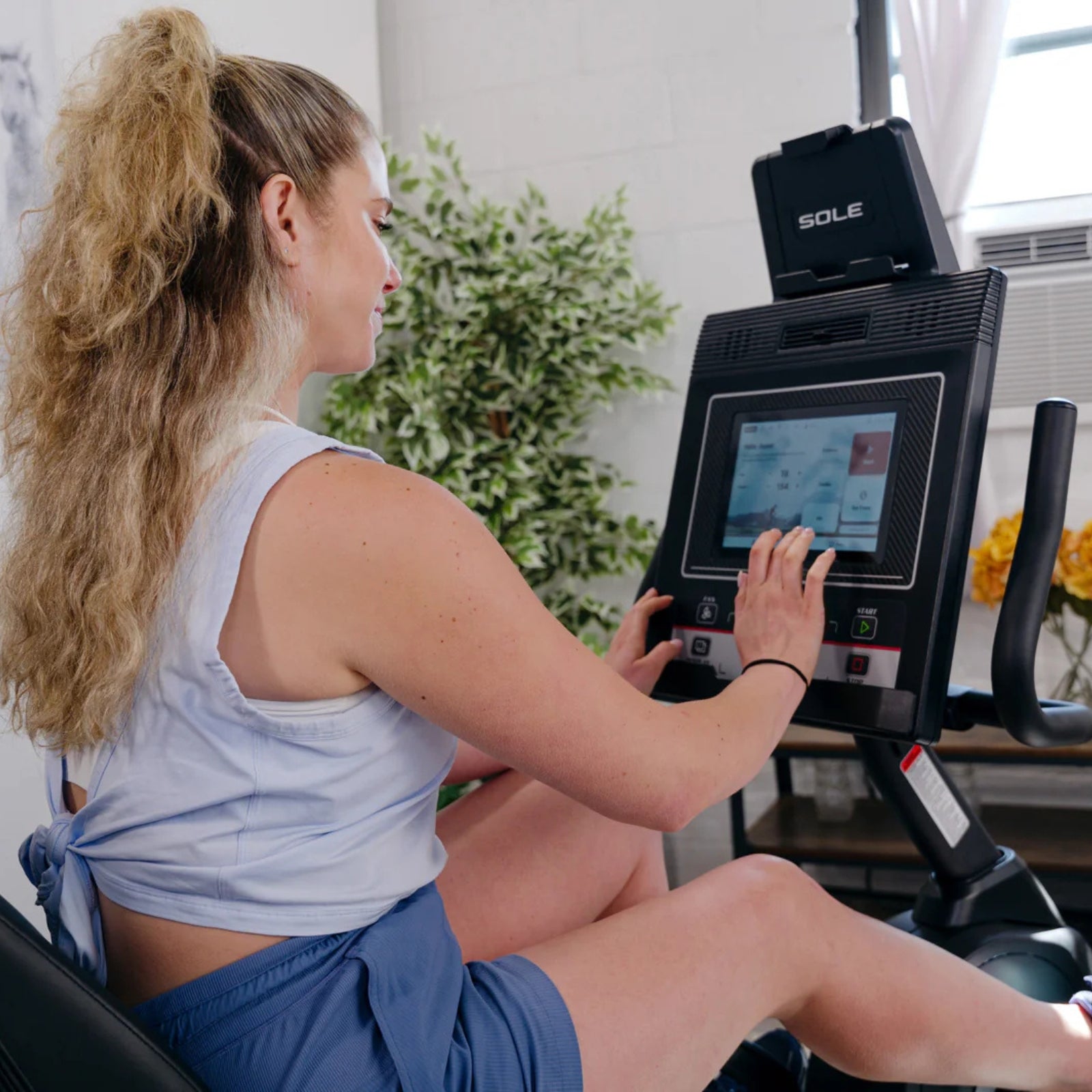 Vélo d'exercice allongé Sole Fitness LCR avec console de divertissement - dernier modèle