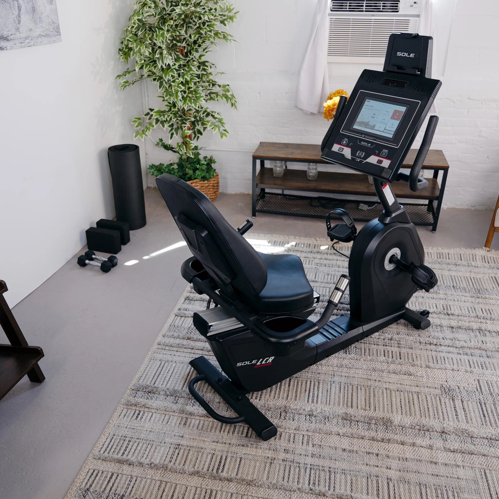 Vélo d'exercice allongé Sole Fitness LCR avec console de divertissement - dernier modèle