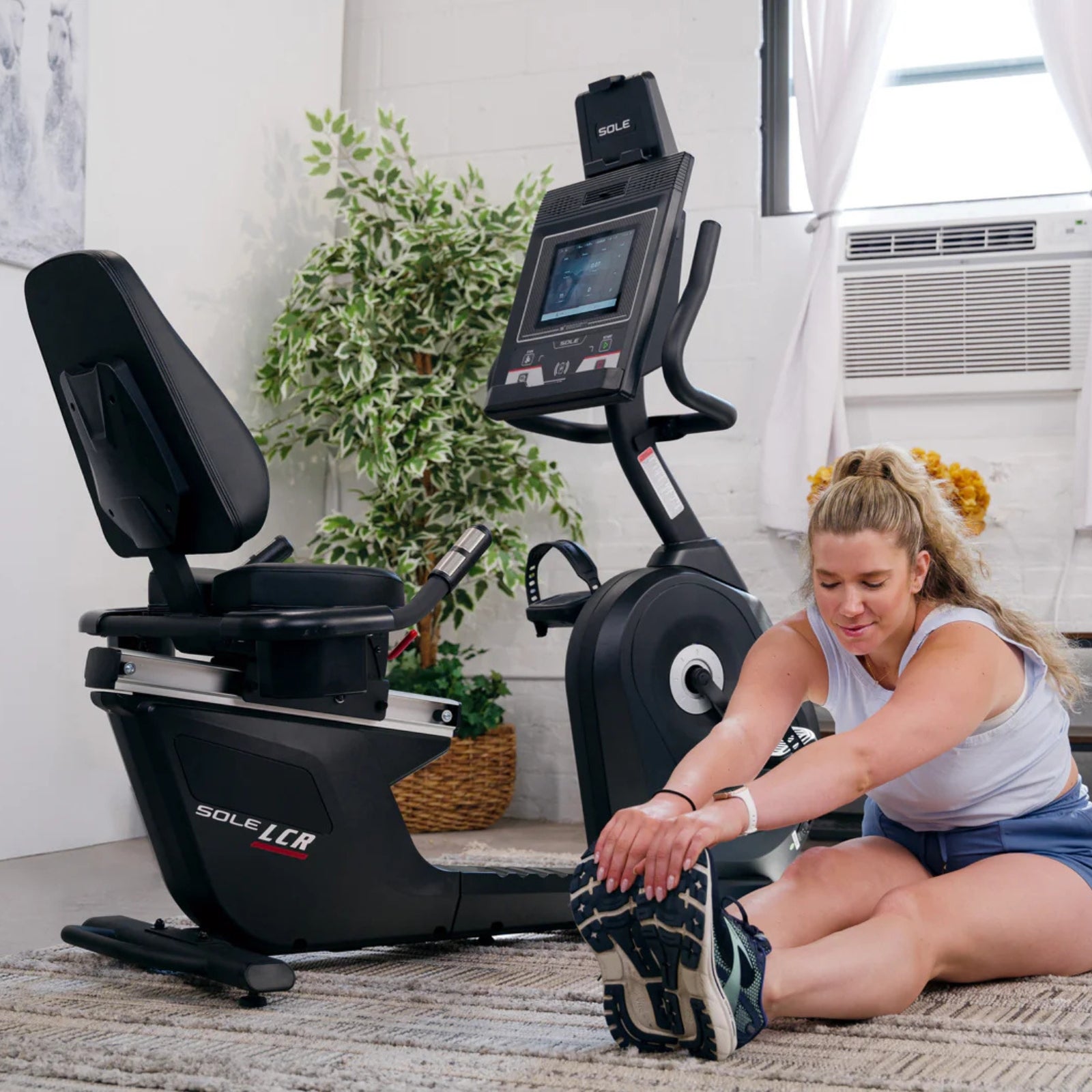 Vélo d'exercice allongé Sole Fitness LCR avec console de divertissement - dernier modèle