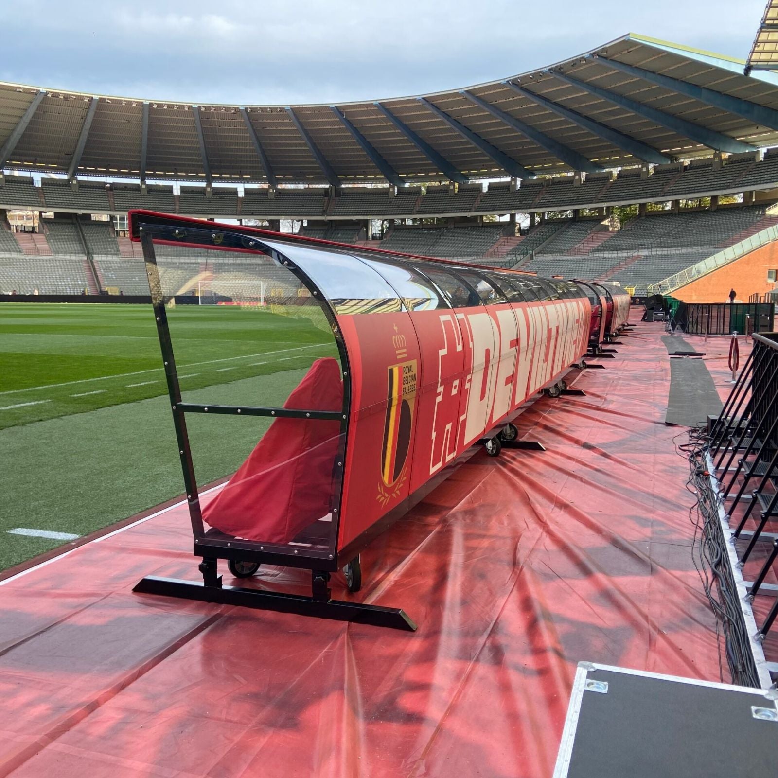Verrijdbare dugout met luxe sportstoelen voor 8 personen - gepersonaliseerd geborduurd logo en stoelkleur naar wens - Alusport - 5 x 2 m