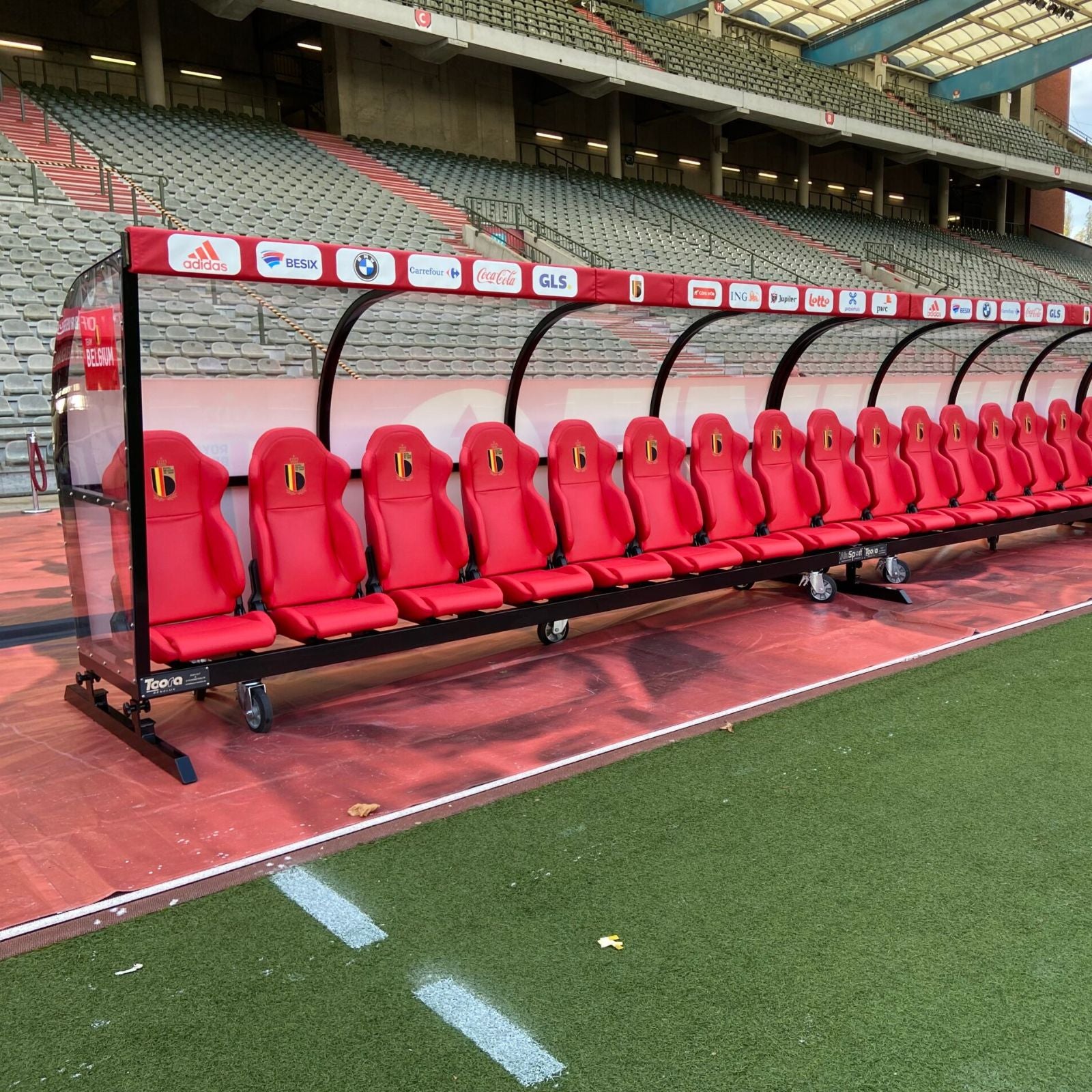 Verrijdbare dugout met luxe sportstoelen voor 8 personen - gepersonaliseerd geborduurd logo en stoelkleur naar wens - Alusport - 5 x 2 m