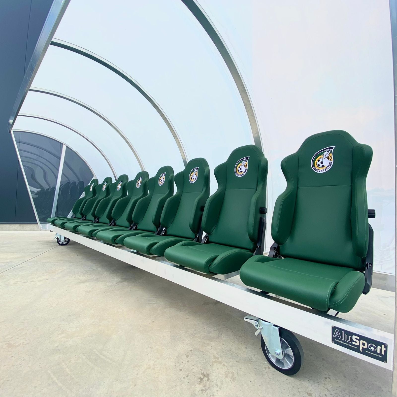 Verrijdbare dugout met luxe sportstoelen voor 8 personen - gepersonaliseerd geborduurd logo en stoelkleur naar wens - Alusport - 5 x 2 m