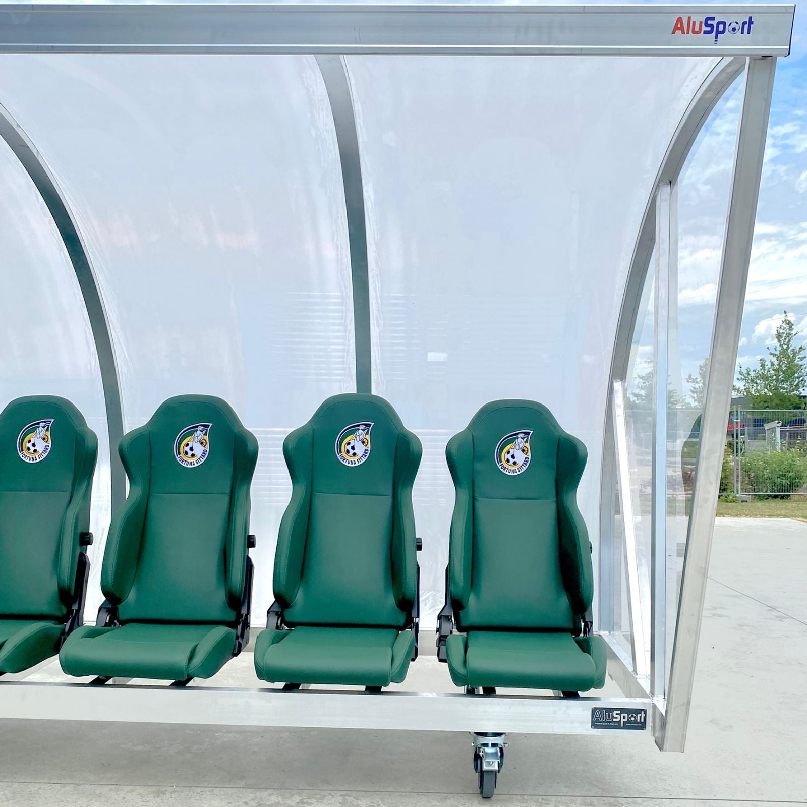 Verrijdbare dugout met luxe sportstoelen voor 8 personen - gepersonaliseerd geborduurd logo en stoelkleur naar wens - Alusport - 5 x 2 m