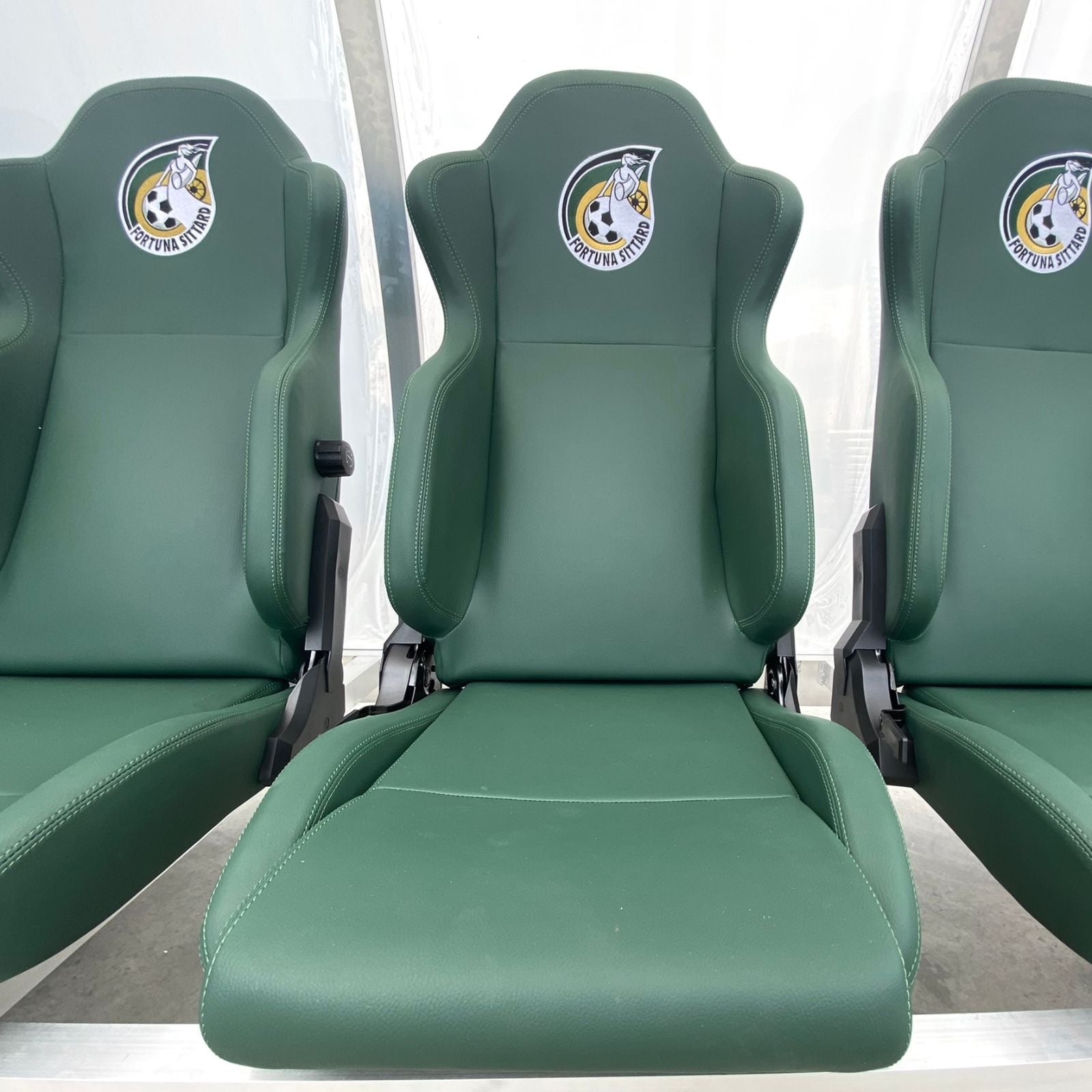 Verrijdbare dugout met luxe sportstoelen voor 8 personen - gepersonaliseerd geborduurd logo en stoelkleur naar wens - Alusport - 5 x 2 m
