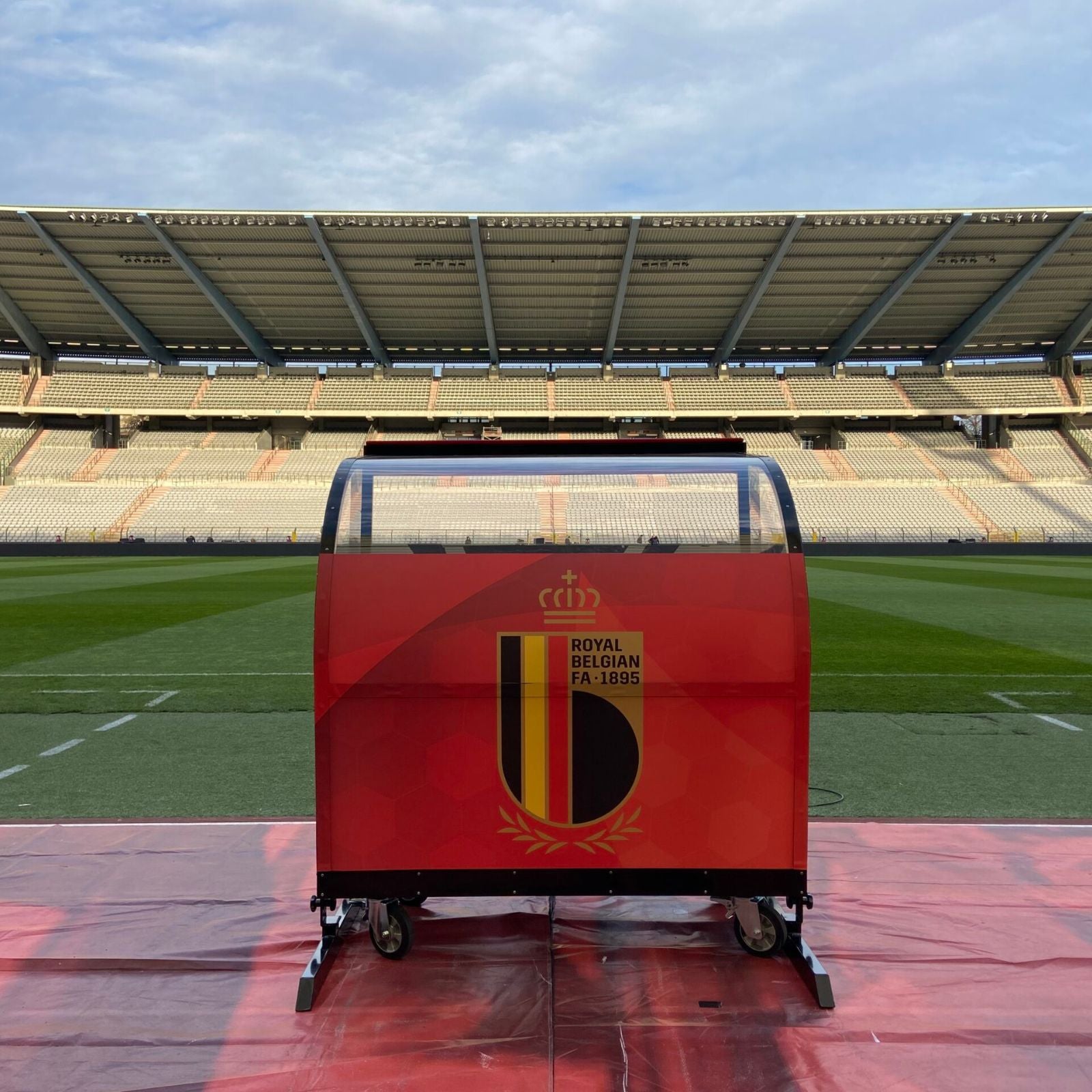 Verrijdbare dugout met luxe sportstoelen voor 8 personen - gepersonaliseerd geborduurd logo en stoelkleur naar wens - Alusport - 5 x 2 m